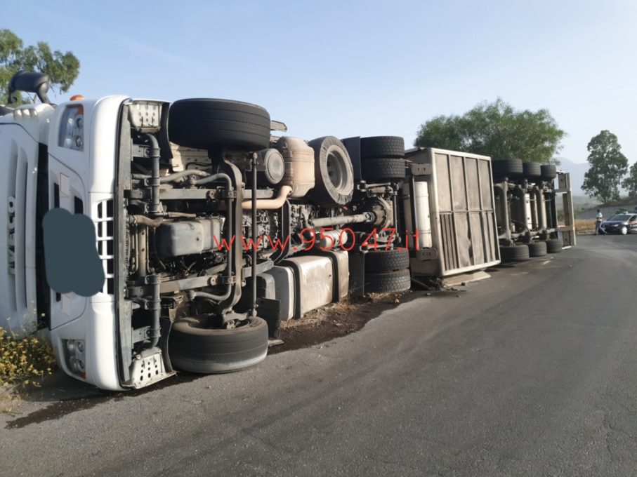 BELPASSO: AUTOARTICOLATO SI RIBALTA ALLA ROTONDA