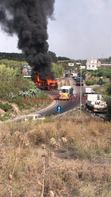 CATANIA: AUTOBUS IN FIAMME - FOTO