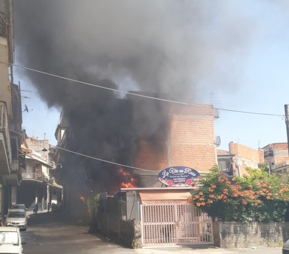 PATERNÒ: INCENDIO IN UN DEPOSITO VIA BALATELLE - AGGIORNAMENTO