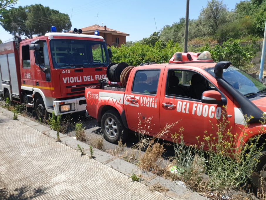 MASCALUCIA: PERDE IL CONTROLLO, AUTO SI RIBALTA