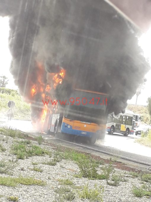 CATANIA: UN AUTOBUS AMT PRENDE FUOCO, AUTISTA SALVA TUTTI I PASSEGGERI