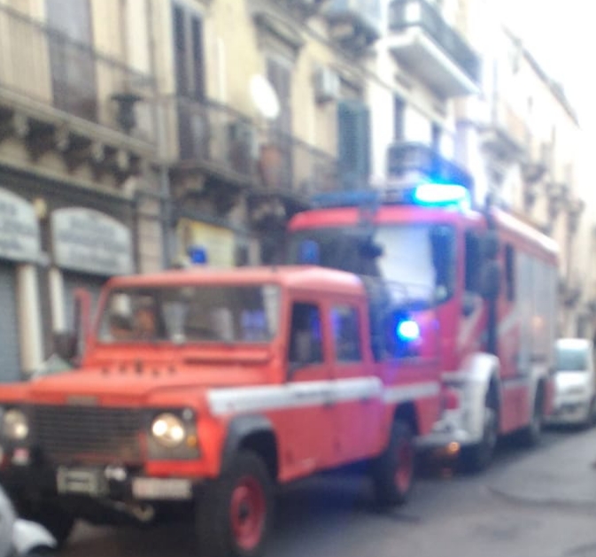 PATERNO': CADONO CALCINACCI DAL BALCONE, INTERVENTO DEI VIGILI DEL FUOCO