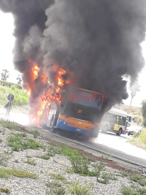 CATANIA: AUTOBUS IN FIAMME - FOTO