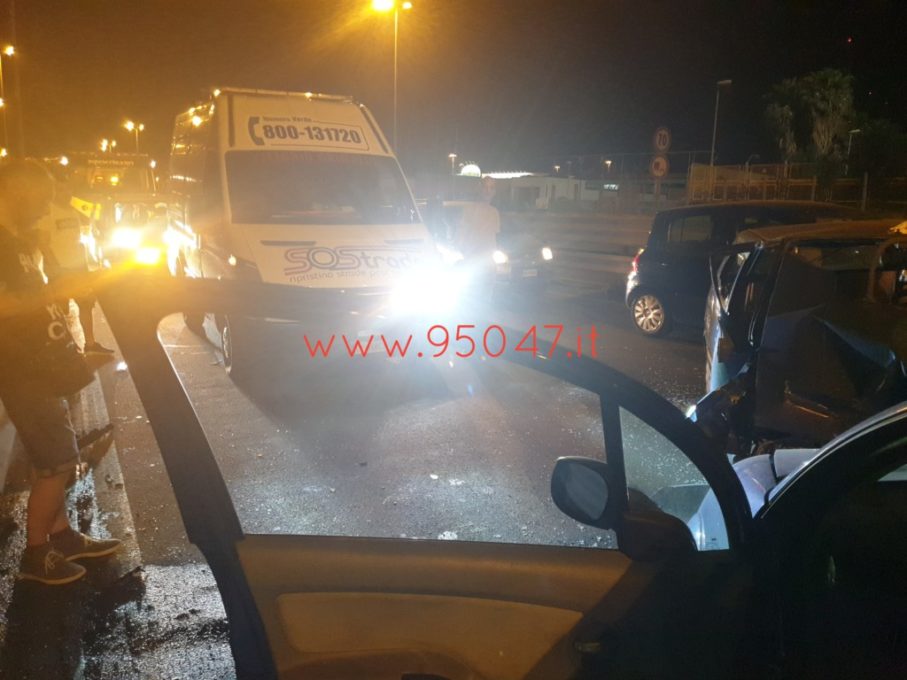 AUTO CONTROMANO SULLA SS121, FRONTALE CON ALTRA AUTO 4 FERITI