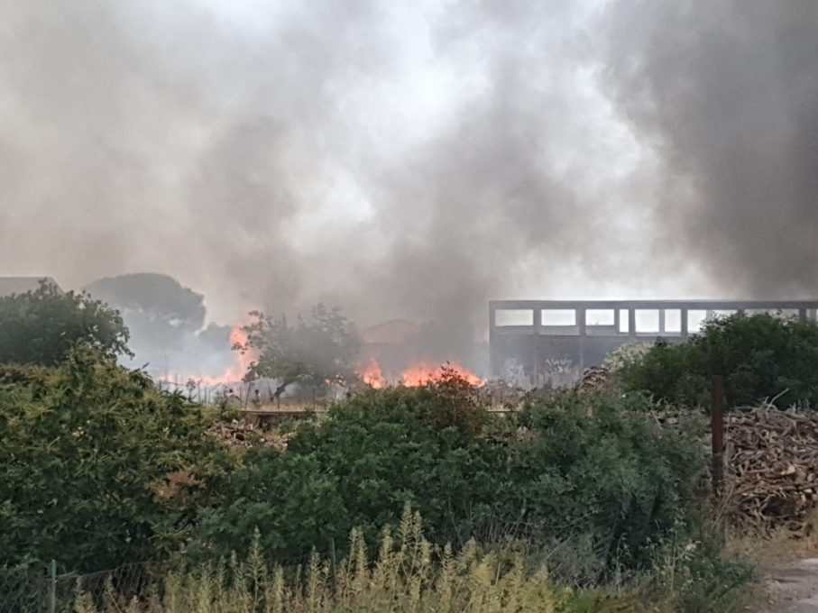 AMPIO INCENDIO FRA BELPASSO E CAMPOROTONDO