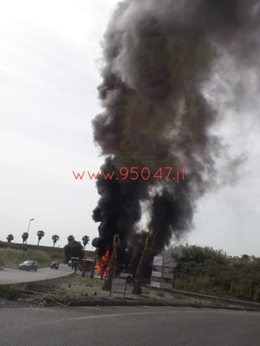 CATANIA: UN AUTOBUS AMT PRENDE FUOCO, AUTISTA SALVA TUTTI I PASSEGGERI