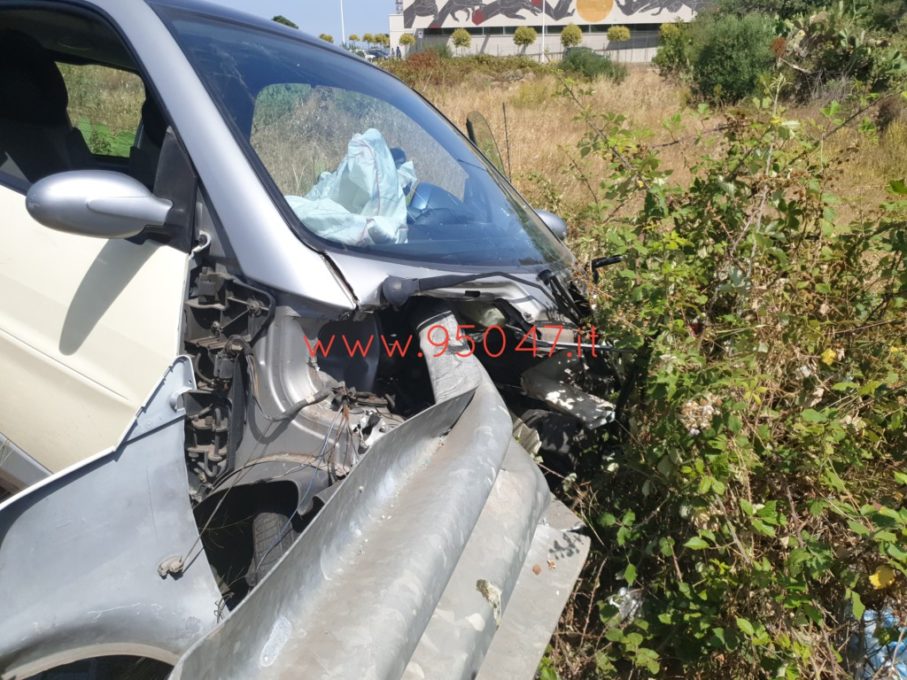 MISTERBIANCO: ESCE DI STRADA E IL GUARD RAIL SI INFILA NELL’ABITACOLO,  ELISOCCORSO SUL POSTO