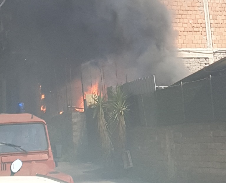 PATERNÒ: INCENDIO IN UN DEPOSITO VIA BALATELLE - AGGIORNAMENTO