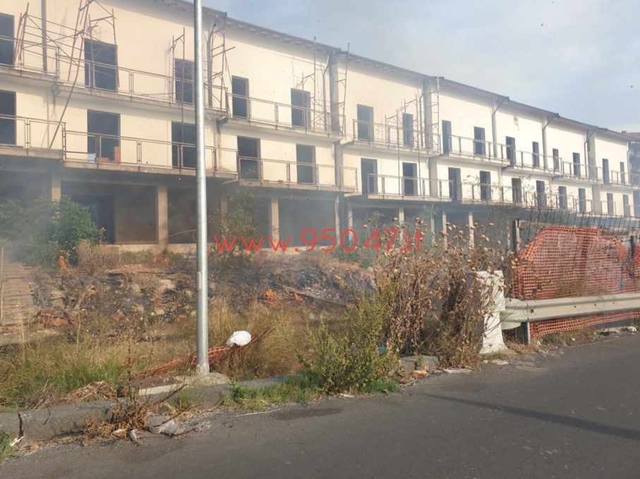 PATERNÒ: ENNESIMO INCENDIO DI STERPAGLIE, VVFF SUL POSTO