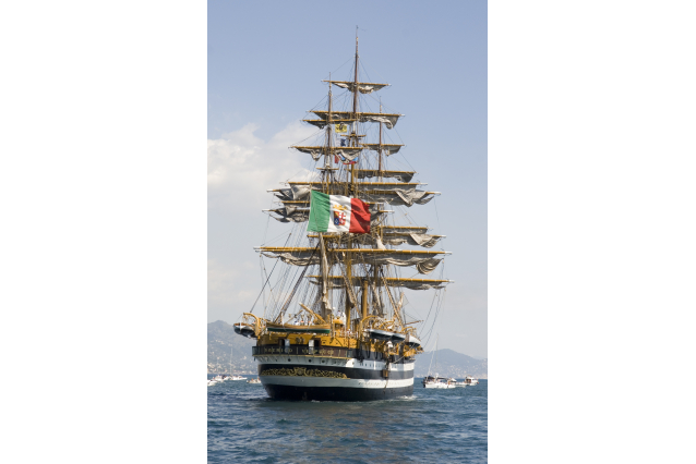 L’AMERIGO VESPUCCI: LA “NAVE PIÙ BELLA DEL MONDO” IN SOSTA AL PORTO DI CATANIA