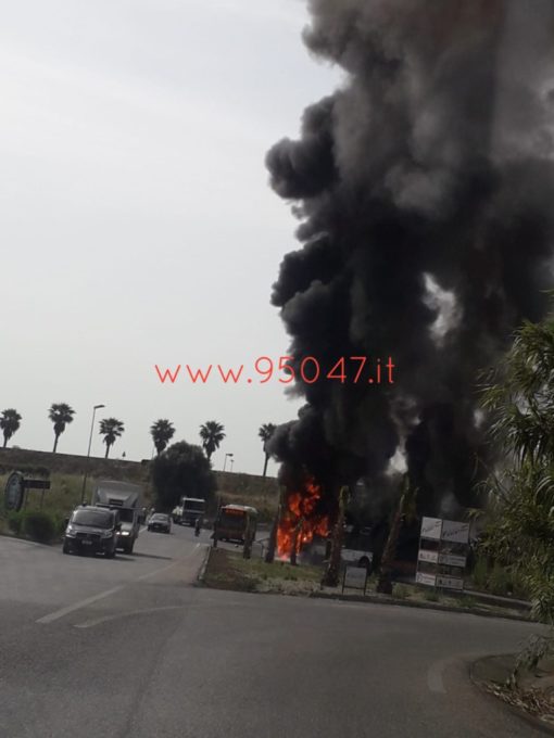 CATANIA: AUTOBUS IN FIAMME - FOTO
