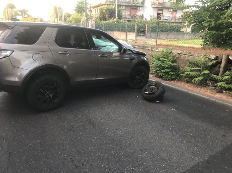 SAN GIOVANNI LA PUNTA: SCONTRO TRA DUE AUTO, FERITI