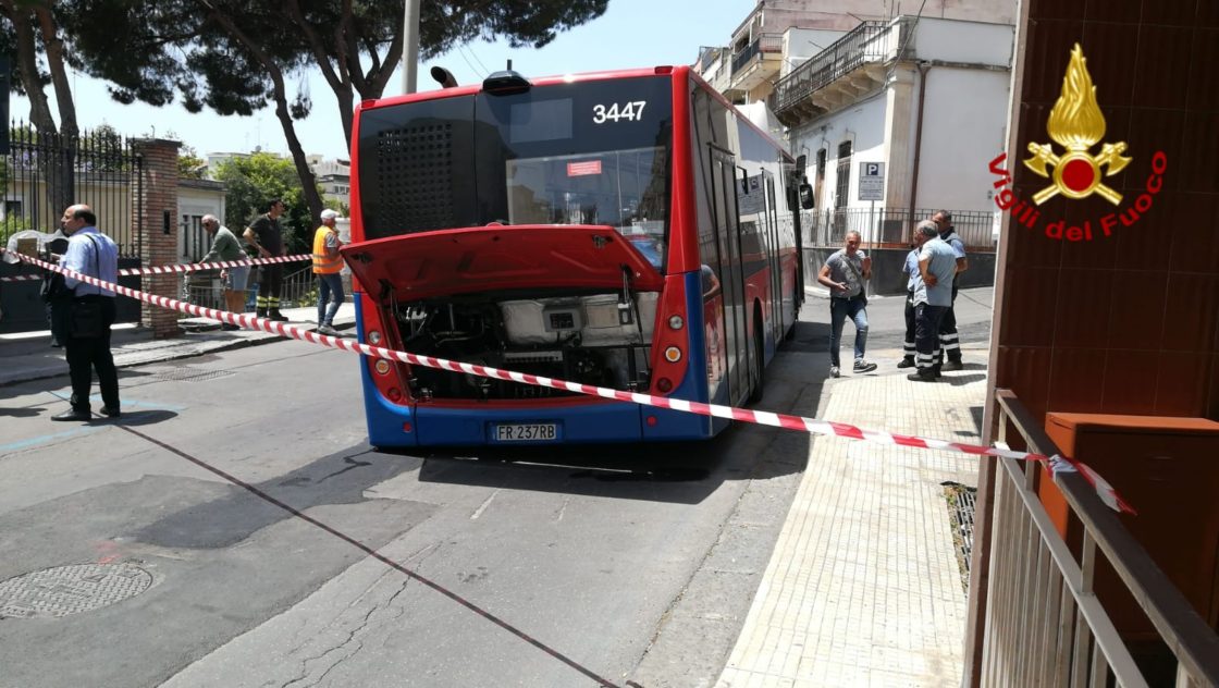ACI CASTELLO: ASFALTO CEDE E BUS RIMANE INCASTRATO IN STRADA