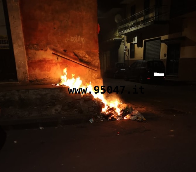 PATERNO': INCENDIO CUMULI DI RIFIUTI,  INTERVENUTI VIGILI DEL FUOCO