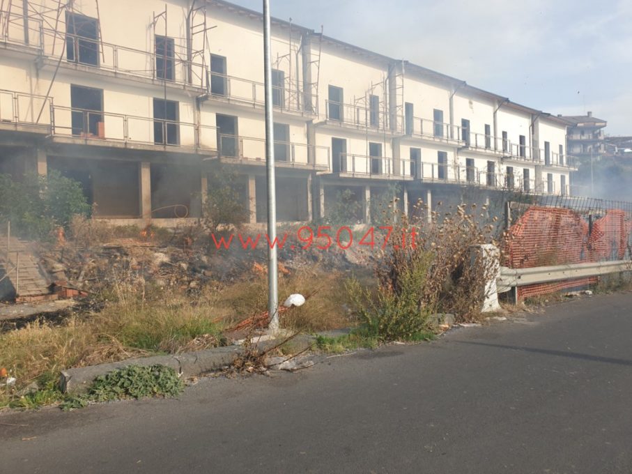 PATERNÒ: ENNESIMO INCENDIO DI STERPAGLIE, VVFF SUL POSTO