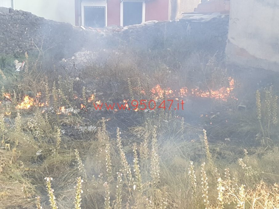 PATERNÒ: A FUOCO STERPAGLIE IN PIAZZA NASSIRYA