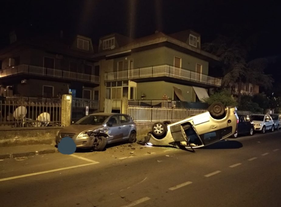 SANT'AGATA LI BATTIATI: PERDE IL CONTROLLO DEL PROPRIO MEZZO E COLPISCE TRE AUTO PARCHEGGIATE E SI RIBALTA