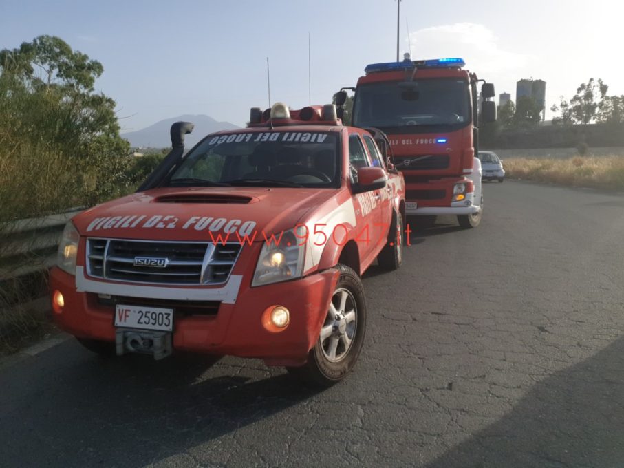 BELPASSO: AUTOARTICOLATO SI RIBALTA ALLA ROTONDA