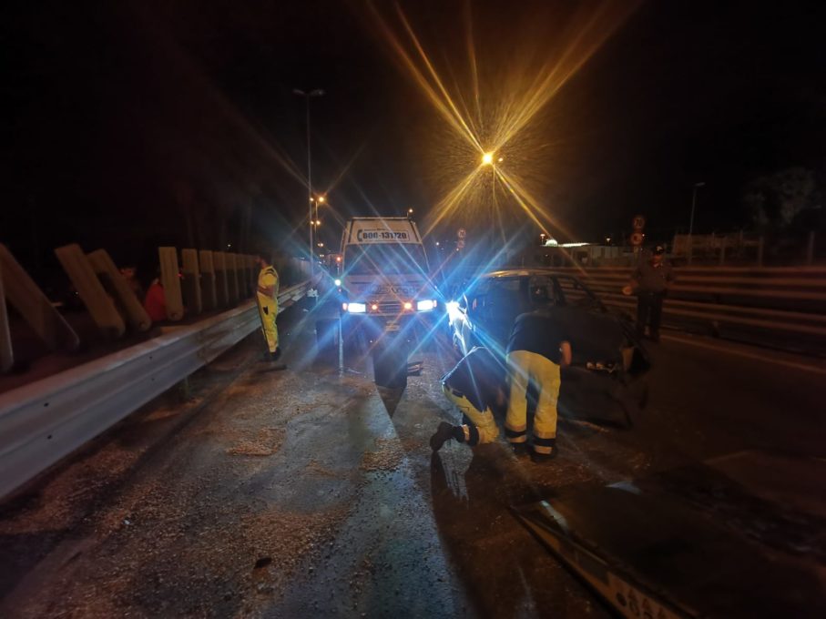 AUTO CONTROMANO SULLA SS121, FRONTALE CON ALTRA AUTO 4 FERITI