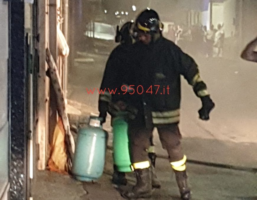 PATERNÒ: INCENDIO IN VIA ROSOLINO PILO, DUE FERITI