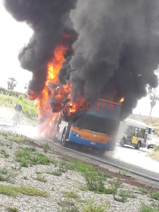 CATANIA: AUTOBUS IN FIAMME - FOTO