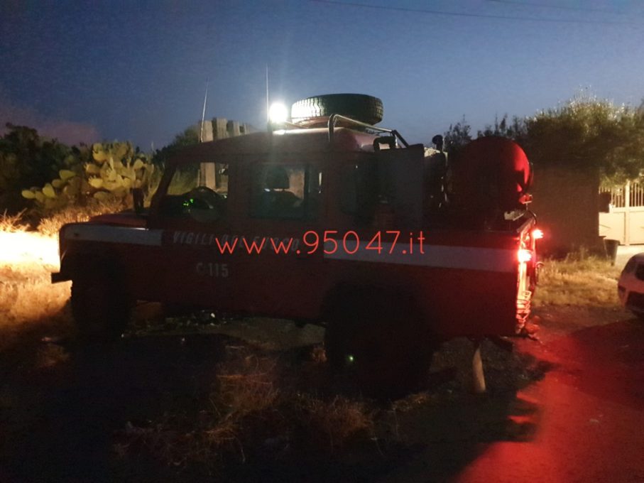 PATERNÒ: AMPIO INCENDIO DI STERPAGLIE IN ZONA SALINELLE