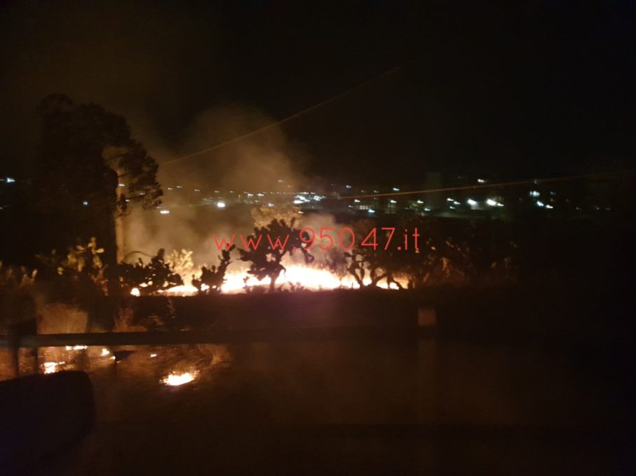 PATERNO': CONTINUANO GLI INCENDI DI STERPAGLIE, ROGO IN VIA LIBERTÀ'