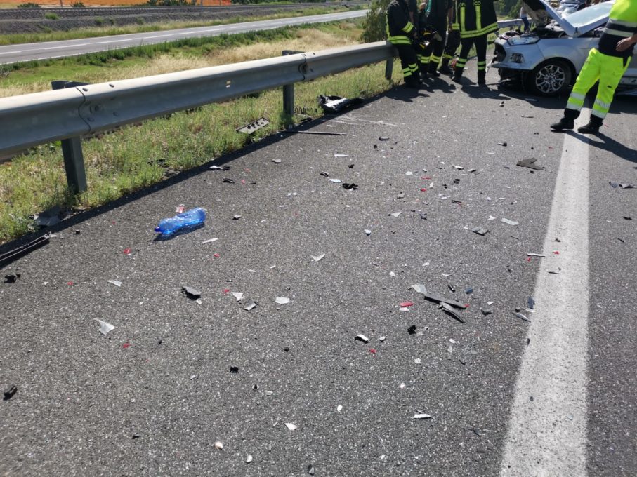 INCIDENTE SULL'A19 SI FERMANO PERCHÉ LA BIMBA STA MALE, UN FURGONE FINISCE SULL’AUTO IN SOSTA