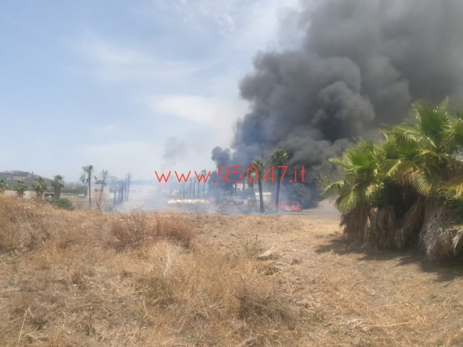 GROSSO INCENDIO IN CONTRADA TRE FONTANE, DENSA NUBE NERA