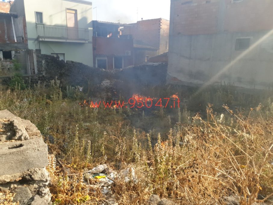 PATERNÒ: A FUOCO STERPAGLIE IN PIAZZA NASSIRYA