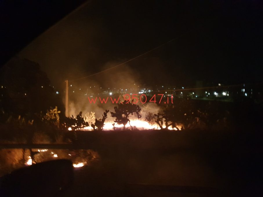 PATERNO': CONTINUANO GLI INCENDI DI STERPAGLIE, ROGO IN VIA LIBERTÀ'