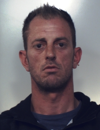 RANDAZZO: OCCULTAVA ARMI E DROGA NELL’OVILE, ARRESTATO