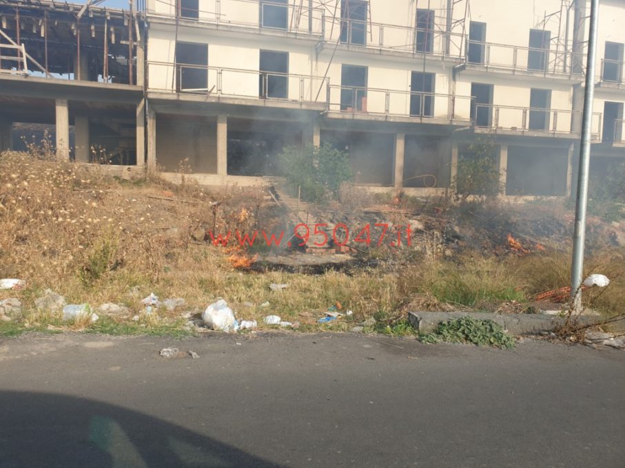 PATERNÒ: ENNESIMO INCENDIO DI STERPAGLIE, VVFF SUL POSTO