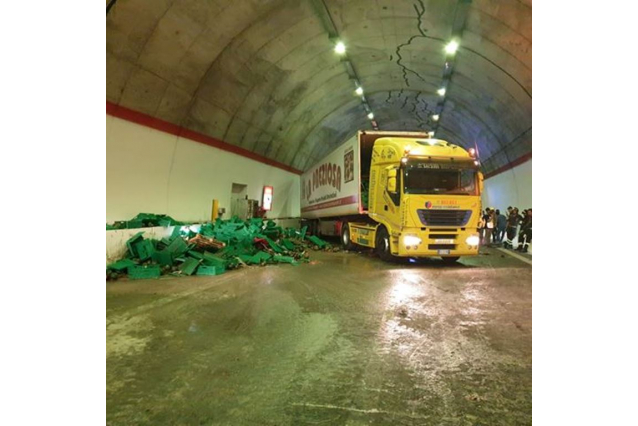 INCIDENTE SULLA SA-RC: TIR DI AZIENDA PATERNESE, TAMPONA, SI INCASTRA IN GALLERIA E PERDE ENORME CARICO DI ANGURIE - FOTO