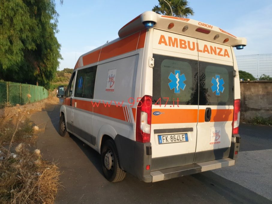 PATERNÒ: SCONTRO MOTO- MOTORINO IN VIA G.VERGA, DUE FERITI