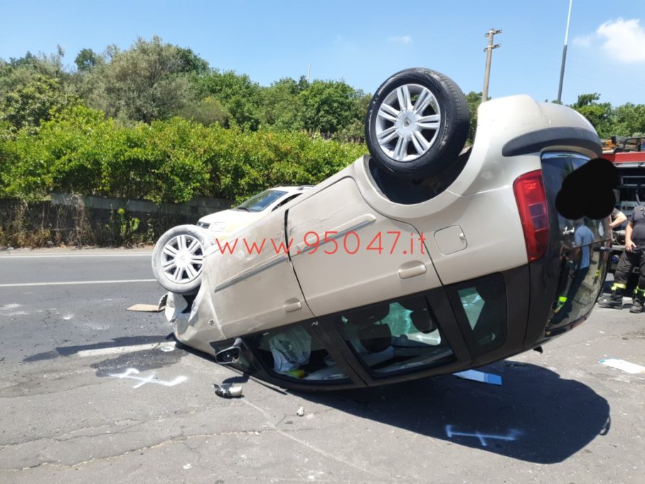MASCALUCIA: PERDE IL CONTROLLO, AUTO SI RIBALTA