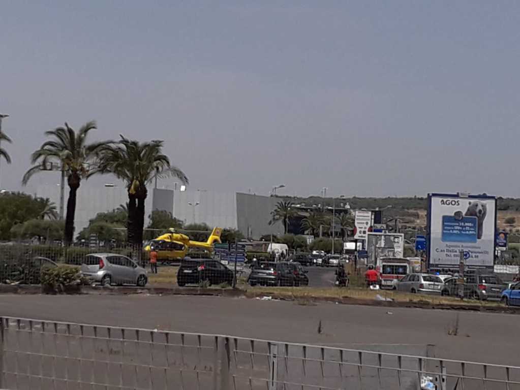 BELPASSO: INCENDIO IN UNA VILLETTA, UN FERITO - ELISOCCORSO SUL POSTO