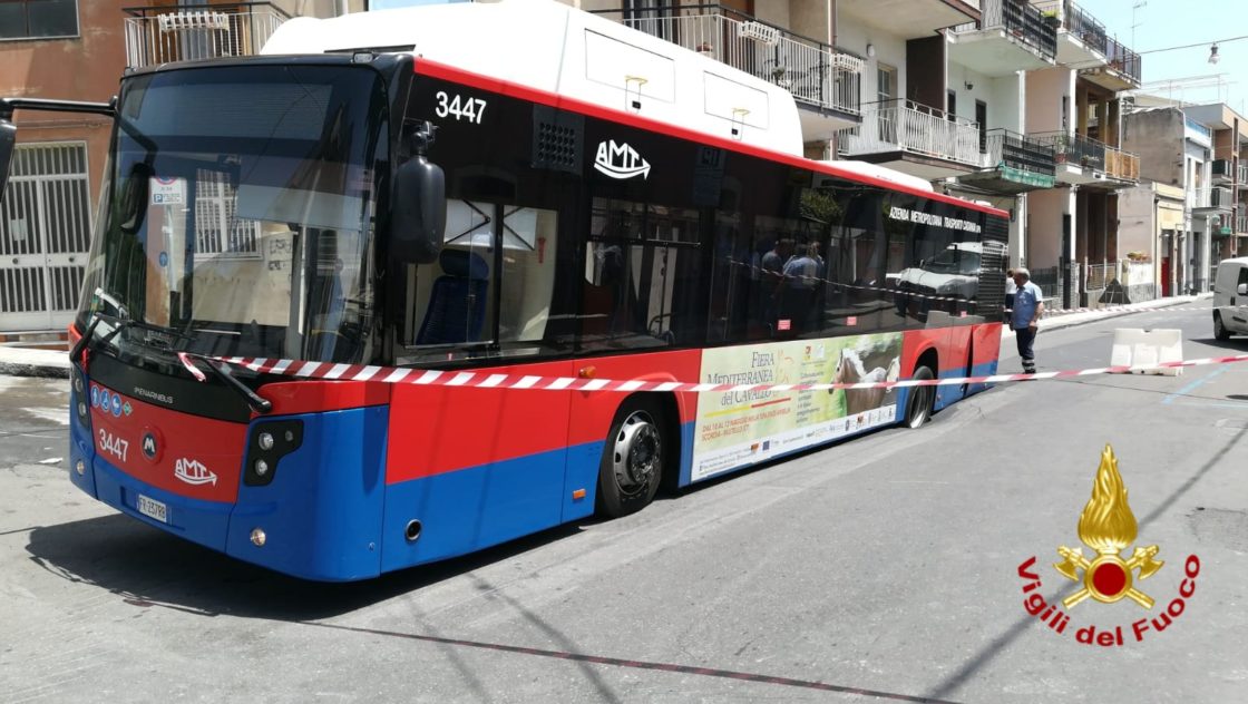 ACI CASTELLO: ASFALTO CEDE E BUS RIMANE INCASTRATO IN STRADA