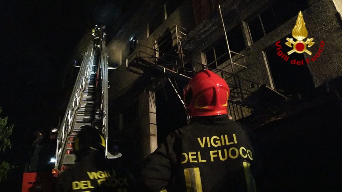 CATANIA: INCENDIO NEI PRESSI DEL PORTO, A FUOCO UN DEPOSITO DI AUTO SOTTO SEQUESTRO