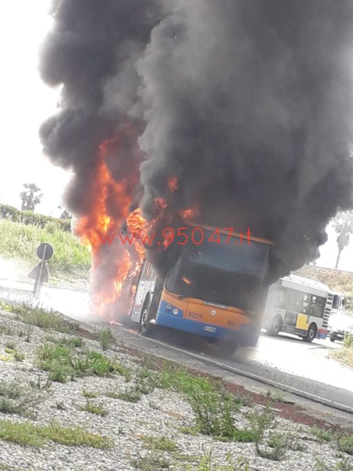 CATANIA: UN AUTOBUS AMT PRENDE FUOCO, AUTISTA SALVA TUTTI I PASSEGGERI