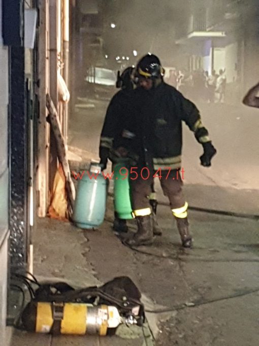PATERNÒ: INCENDIO IN VIA ROSOLINO PILO, DUE FERITI