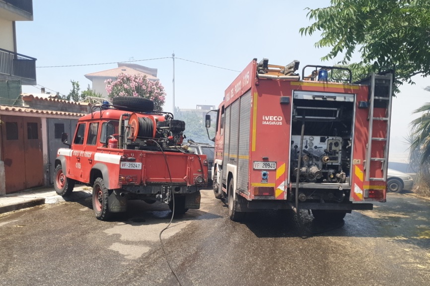 PATERNO': ENNESIMO INCENDIO DI STERPAGLIE, PAURA PER BOMBOLA DI GPL TRA LE FIAMME