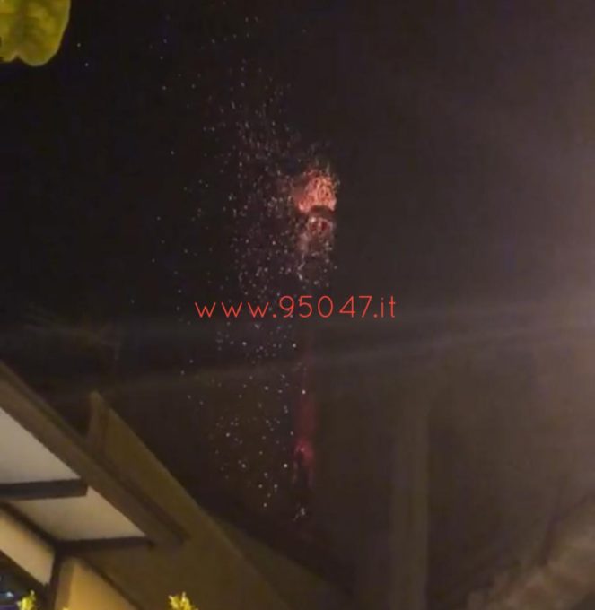 PATERNO': PAURA NELLA SERATA PER UN INCENDIO ALLA CANNA FUMARIA DI UNA PIZZERIA