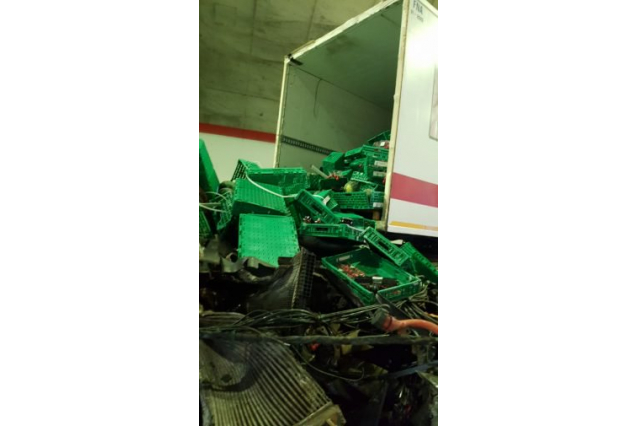 INCIDENTE SULLA SA-RC: TIR DI AZIENDA PATERNESE, TAMPONA, SI INCASTRA IN GALLERIA E PERDE ENORME CARICO DI ANGURIE - FOTO