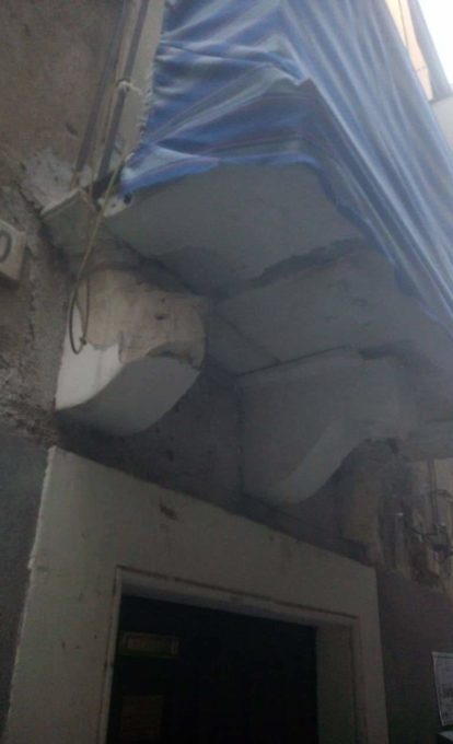 PATERNO': CADONO CALCINACCI DAL BALCONE, INTERVENTO DEI VIGILI DEL FUOCO