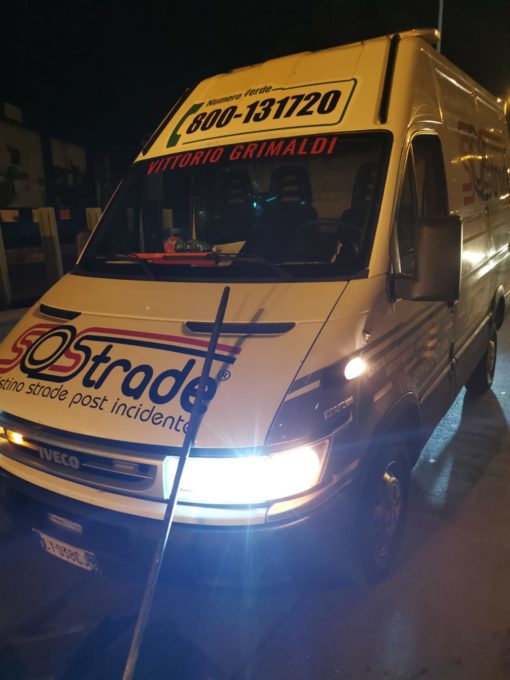 AUTO CONTROMANO SULLA SS121, FRONTALE CON ALTRA AUTO 4 FERITI