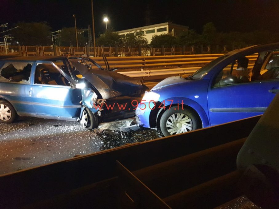 AUTO CONTROMANO SULLA SS121, FRONTALE CON ALTRA AUTO 4 FERITI