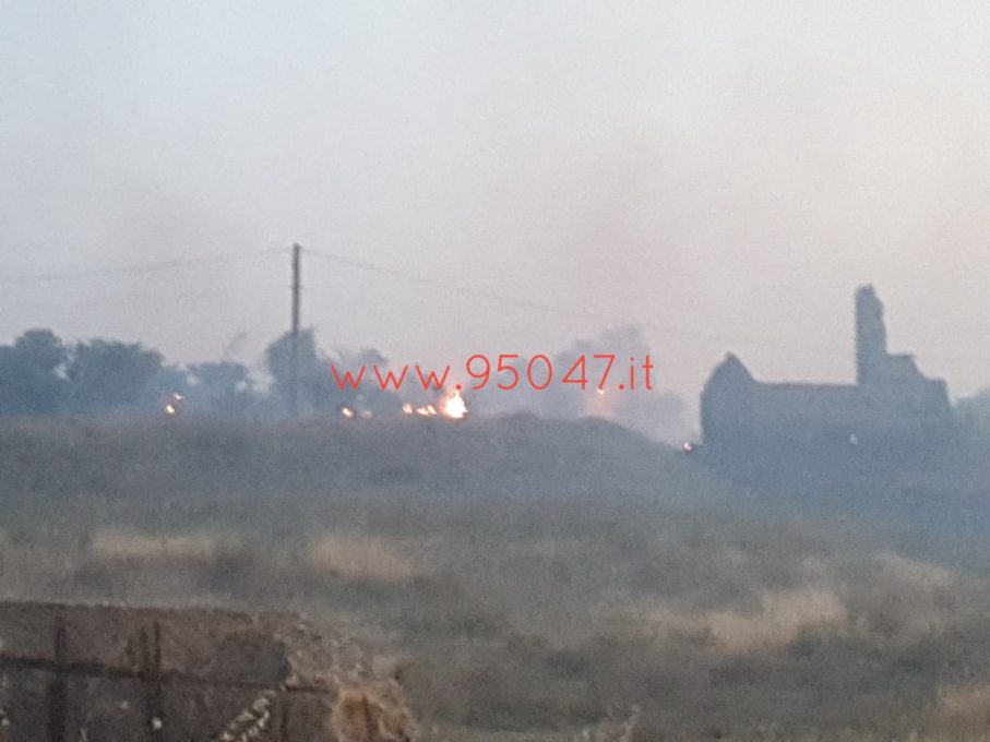 PATERNÒ: AMPIO INCENDIO DI STERPAGLIE IN ZONA SALINELLE