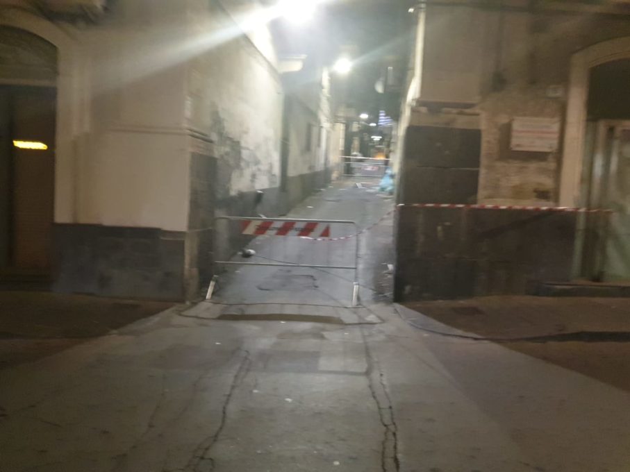 PATERNO': CADONO CALCINACCI DAL BALCONE, INTERVENTO DEI VIGILI DEL FUOCO