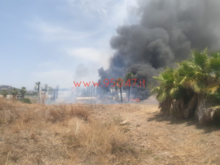 GROSSO INCENDIO IN CONTRADA TRE FONTANE, DENSA NUBE NERA